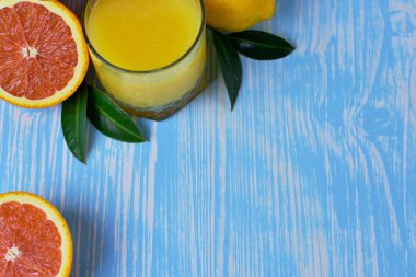 Meyve ve meyve suyu masada