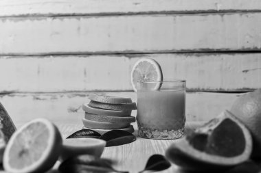 Tahta bir masanın üzerinde yatan turuncu