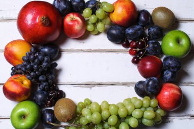 Tahta bir masada meyveler