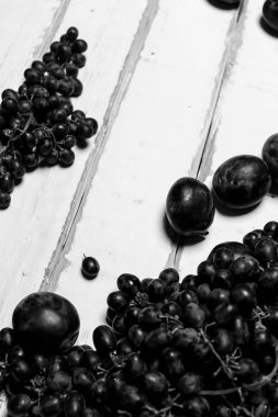 Masanın üzerinde üzüm ve Erik