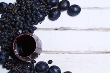 Şarap ve meyve masada.