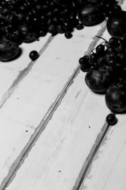 Masanın üzerinde üzüm ve Erik