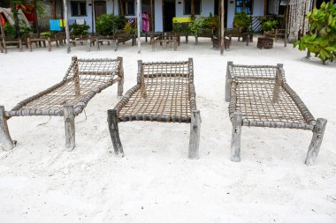 Plaj şezlong ve günbatımı huzur için bir yer. Bir güze