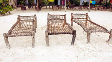 Plaj şezlong ve günbatımı huzur için bir yer. Bir güze