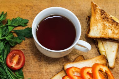 Sabah tabloda çay taze ekmek. Lezzetli yemekler. Hedef