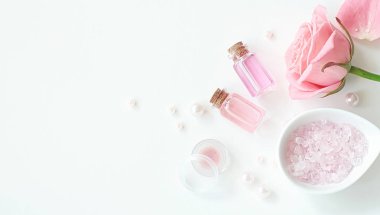 Aromaterapi. Küçük cam şişe kozmetik yağlar ile. Banyo tuzu.