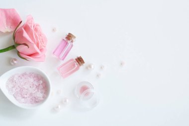 Aromaterapi. Küçük cam şişe kozmetik yağlar ile. Banyo tuzu.