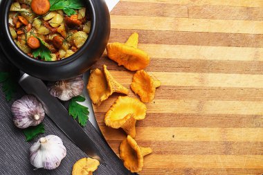 toprak kap mantarlı patates. Ormandan gelen mantar