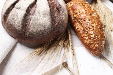 Taze pişmiş ekmek buğday kulaklı. Buğday sarı. Kahvaltı