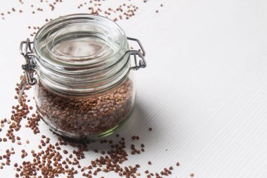 karabuğday masanın üzerinde dağınık olduğunu. Sağlıklı sağlıklı yemek. Buc