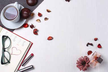 Masanın üzerinde yatan ileti örneği. Ofiste tabloda. Workplac