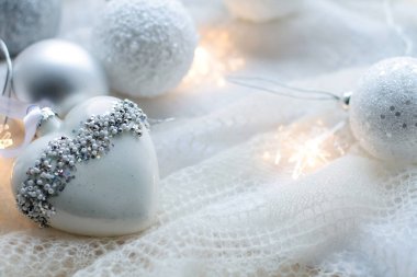 Noel oyuncaklar ve atkı örgü topları. Holid dekorasyon