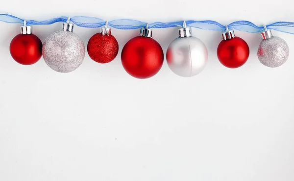 Brinquedos de árvore de Natal em um fundo branco. Decorações de Natal — Fotografia de Stock