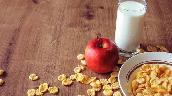 Cereales y frutas para el desayuno en la mesa. Deliciosa comida en h — Foto de Stock