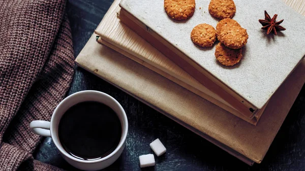 Café y deliciosos pasteles para el desayuno por la mañana. Frutos secos — Foto de Stock