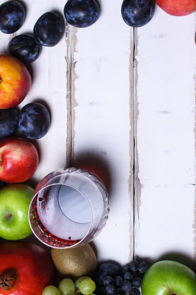 Vino y fruta en la mesa — Foto de Stock