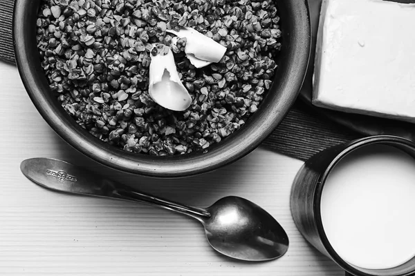 Boekweit PAP op de pap table.buckwheat op tafel. — Stockfoto