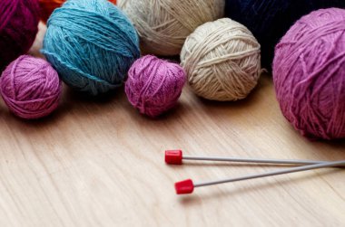 Masanın üzerine örme için yün iplik topları. Sıcak giysiler kızgın