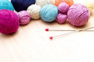 Masanın üzerine örme için yün iplik topları. Sıcak giysiler kızgın