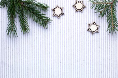 Noel hediyeleri ve tatil için hediyeler. Çam dalları ve d