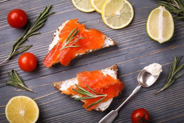 Balık yemek için masaya dilimlenmiş. Lezzetli deniz ürünleri yemeği. Tr