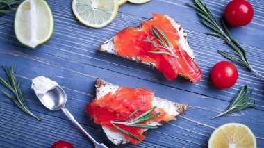 Balık yemek için masaya dilimlenmiş. Lezzetli deniz ürünleri yemeği. Tr