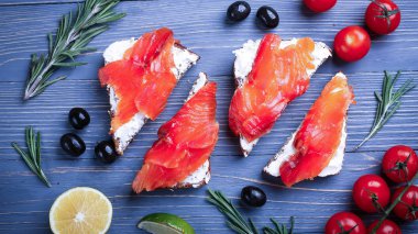 Balık yemek için masaya dilimlenmiş. Lezzetli deniz ürünleri yemeği. Tr