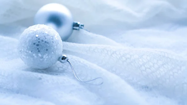 Christmas toys and balls to knit the scarf. Decorations on holid — Stock Photo, Image