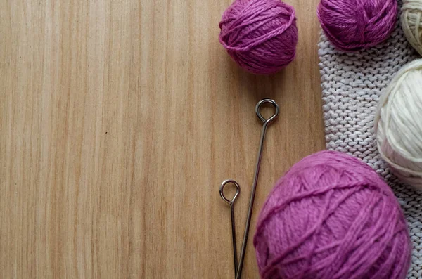 Palle di filato di lana per lavorare a maglia sul tavolo. Vestiti caldi pazzi — Foto Stock
