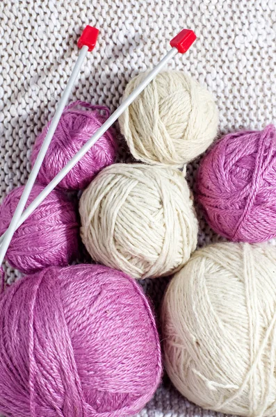 Boules de fils de laine pour tricoter sur la table. Vêtements chauds fou — Photo