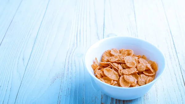 O Cereal for Breakfast está em cima da mesa. Anéis deliciosos de leite . — Fotografia de Stock