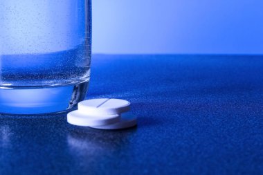 Su cam ve tıp masanın üzerinde. Transparen