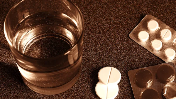 The water in the glass and the medicine on the table. Transparen — Stock Photo, Image