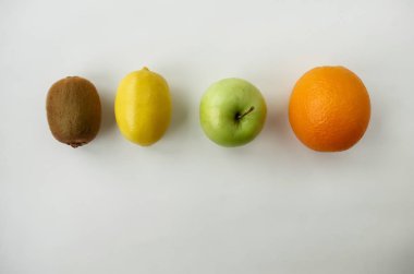 Afterno bir tablo taze dilimlenmiş meyve arka plan