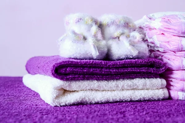 Masanın üzerinde yatan havlu ve tuvalet malzemeleri. Sabun ve krem için yapıldı. — Stok fotoğraf