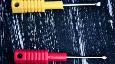 Masanın üzerinde yatan onarmak için tornavida. Mens ev işi. Düzeltme