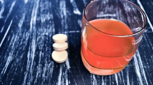 Pillen und Vitamine für die Gesundheit auf den Tisch. Medikamente zur Behandlung — Stockfoto