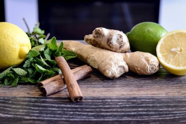 Masanın üzerine limon dan iç. Limon ve zencefil içki. W