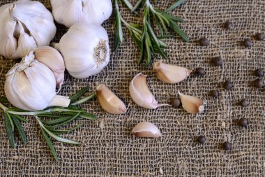 Sarımsak ve karanfil bir peçeteye yalan. Sağlıklı gıda ve baharat. Reklam