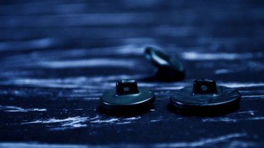 Giyim ve masanın üzerine dikiş düğmeleri. Dekoratif öğeler o