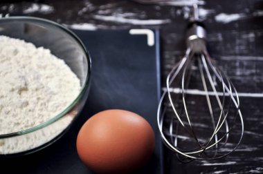 Un ve gıda pişirme ve kadınlar için pişirme çırpma teli. Kadın