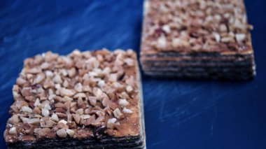 Dilim masanın üzerinde yatan kek. Tatlı kahvaltı Chi için