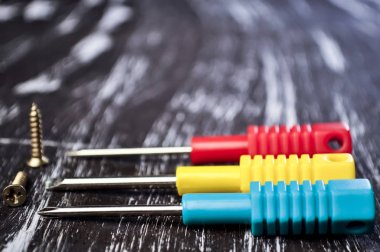 Masanın üzerinde yatan onarmak için tornavida. Mens ev işi. Düzeltme