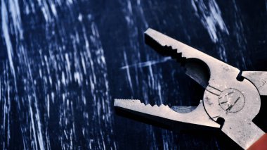 Pense masanın üzerinde yatan onarım çalışmaları için. Tamir araçları h