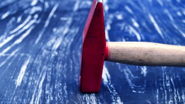 Tahta bir masanın üzerinde yatan onarmak için çekiç. Mens ev işi. Çalışırdı