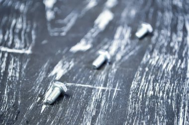 Fındık tahta bir masanın üzerinde yatan tamir için. Demir fındık ve vidalar f