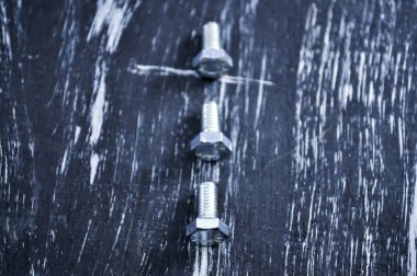 Fındık tahta bir masanın üzerinde yatan tamir için. Demir fındık ve vidalar f