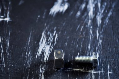 Fındık tahta bir masanın üzerinde yatan tamir için. Demir fındık ve vidalar f