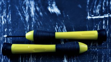 Fındık tahta bir masanın üzerinde yatan tamir için. Demir fındık ve vidalar f