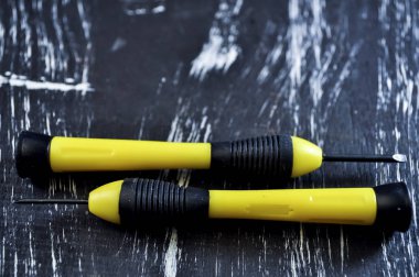 Fındık tahta bir masanın üzerinde yatan tamir için. Demir fındık ve vidalar f